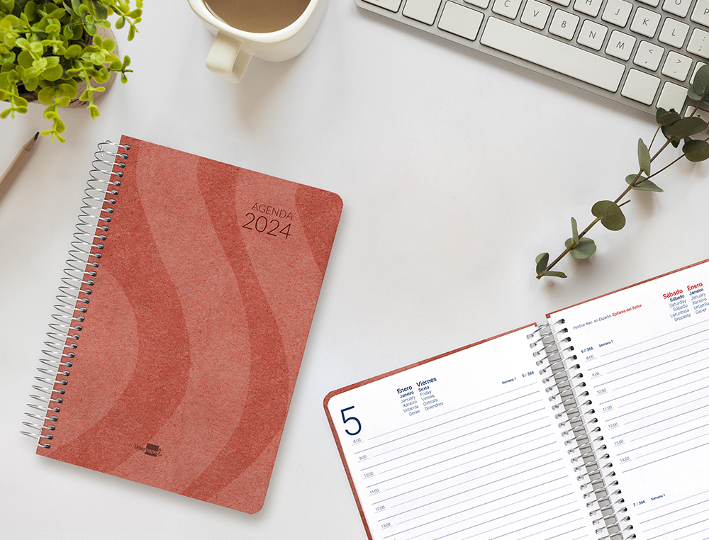 AGENDA ESPIRAL LIDERPAPEL SYROS 15X21 CM 2024 DIA PAGINA ESPIRAL SIMPLES PAPEL 60 GR COR VERMELHO