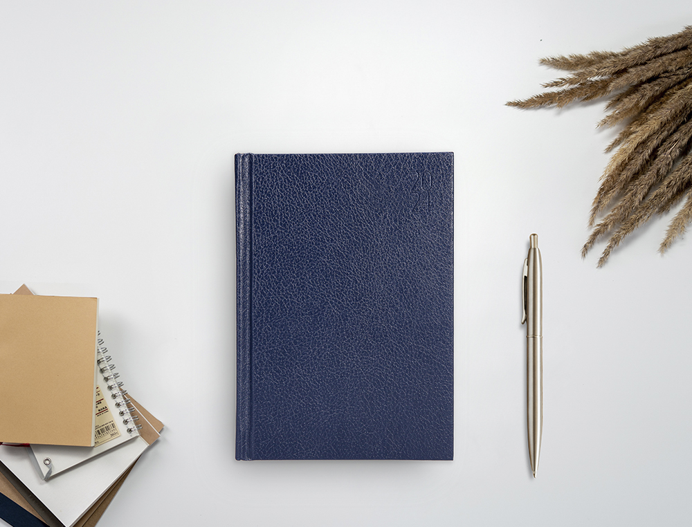 AGENDA ENCADERNADA LIDERPAPEL CORFU 15X21 CM 2024 DIA PAGINA PAPEL 60 GR COR AZUL IDIOMA PORTUGUES