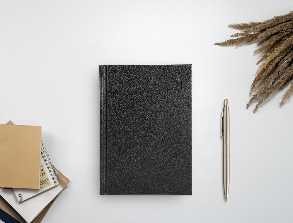 AGENDA ENCADERNADA LIDERPAPEL CORFU 15X21 CM 2024 DIA PAGINA PAPEL 60 GR COR PRETO IDIOMA PORTUGUES