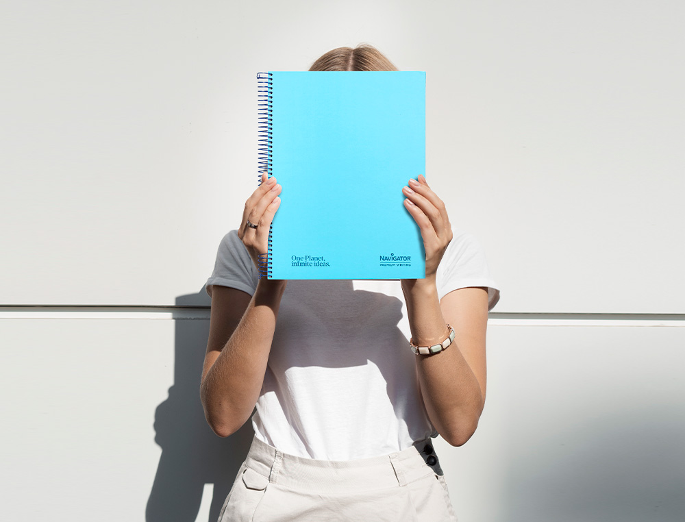 CADERNO ESPIRAL NAVIGATOR A4 MICRO CAPA FORRADA 80 F 80 GR PAUTADO 1 BANDA COR CELESTE
