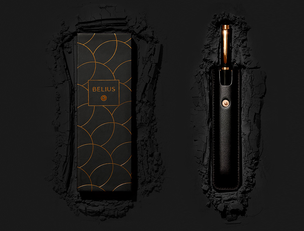 ESFEROGRAFICA E ESTOJO COURO BELIUS PASSION DOR ALUMINIO TEXTURA ESCOVADO PRETO E DOURADO TINTA AZUL CAIXA DESIGN