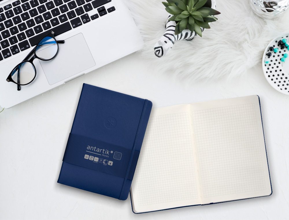 CADERNO COM ELASTICO ANTARTIK NOTES CAPA DURA A5 QUADRICULADO AZUL MARINHO 100 FOLHAS 80 GR FSC