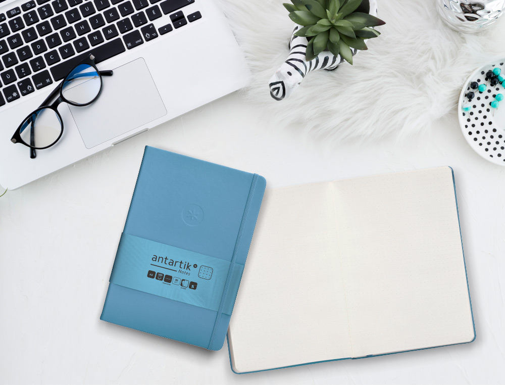 CADERNO COM ELASTICO ANTARTIK NOTES CAPA DURA A5 PONTILHADO AZUL CLARO 100 FOLHAS 80 GR FSC