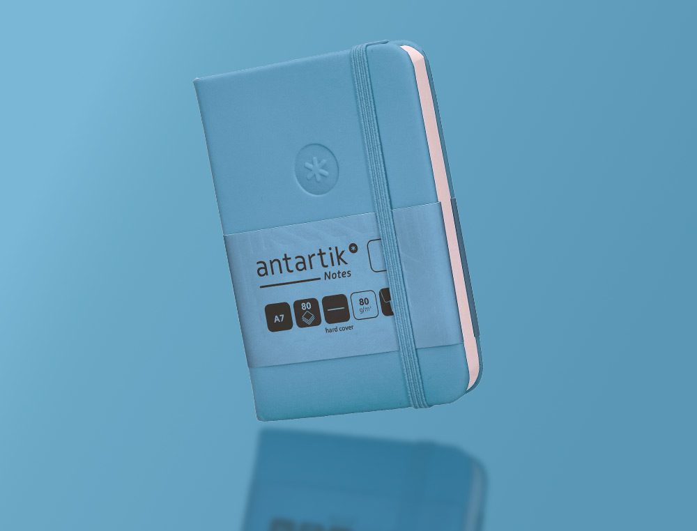 CADERNO COM ELASTICO ANTARTIK NOTES CAPA DURA A7 LISO AZUL CLARO 80 FOLHAS 80 GR FSC