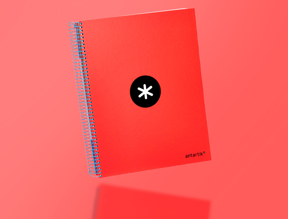 CADERNO ESPIRAL DIN A4 ANTARTIK CAPA FORRADA 120 F 100 GR PAUTADO 5 BANDAS DE CORES 4 FUROS COR VERMELHO