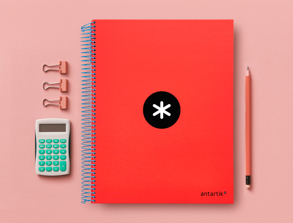 CADERNO ESPIRAL DIN A4 ANTARTIK CAPA FORRADA 120 F 100 GR PAUTADO 5 BANDAS DE CORES 4 FUROS CORES SORTIDAS